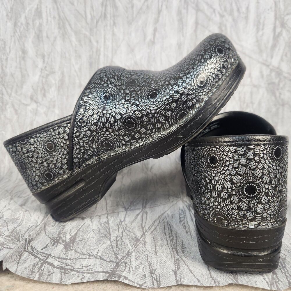 Dansko Pro XP Women's Size 36 US 6 Clogs Medallion Embossed Leather Black